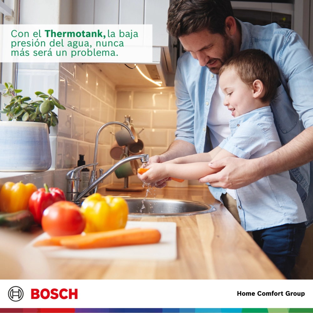Padre e hijo lavando manos en la cocina con verduras en la encimera anuncio de Bosch sobre Thermotank y baja presión de agua