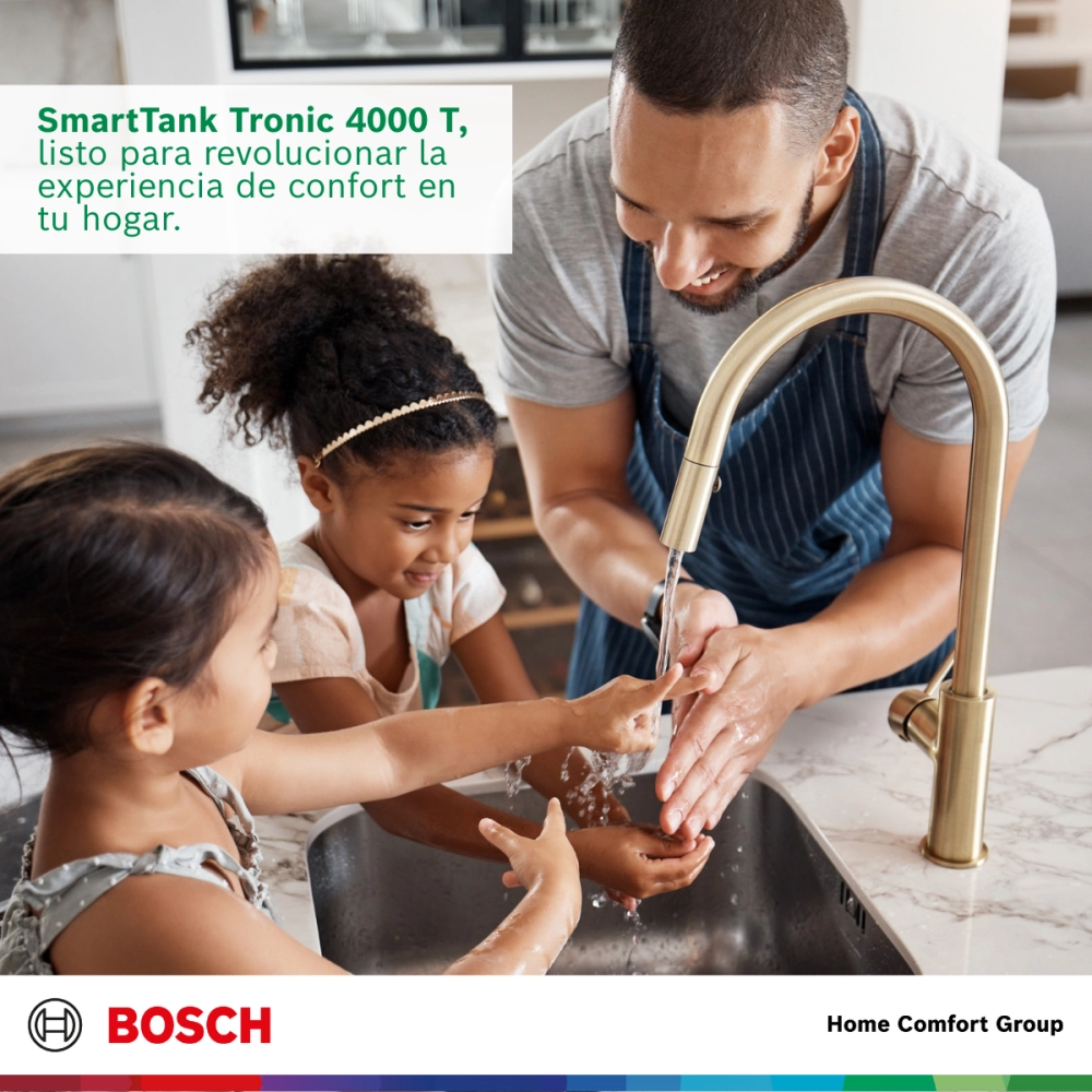 Familia lavándose las manos en la cocina junto a un grifo moderno anuncio de SmartTank Tronic 4000 T de Bosch